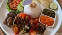  Bagi yang tidak suka steak, di Justus Steakhouse juga menyajikan menu khas Asia dan Indonesia. Seperti Nasi Iga Bakar,  Sop Buntut, Nasi Bebek, hingga aneka pasta. Foto: detikFood
