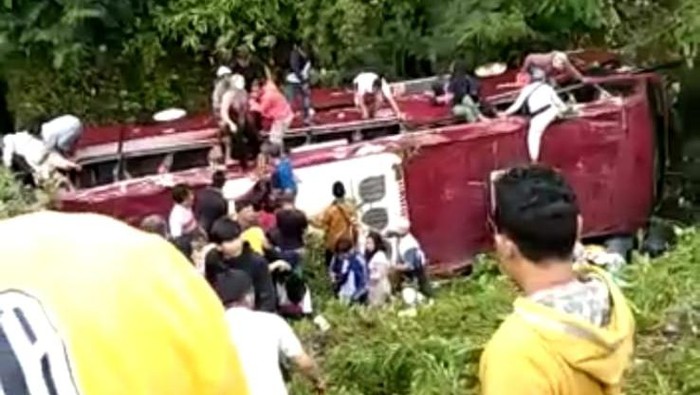 Evakuasi bus masuk jurang di kawasan wisata Guci, Tegal, Jawa Tengah.