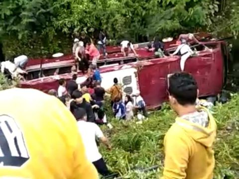 Evakuasi bus masuk jurang di kawasan wisata Guci, Tegal, Jawa Tengah.