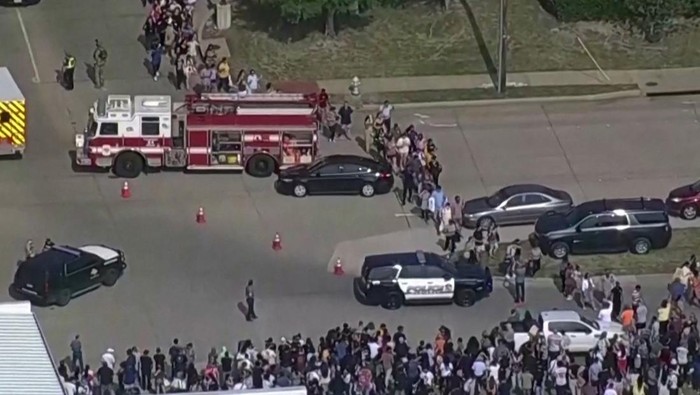 Evakuasi warga usai insiden penembakan massal di sebuah mal di utara Dallas, Texas, Amerika Serikat (AS).