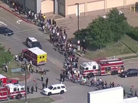 Evakuasi warga usai insiden penembakan massal di sebuah mal di utara Dallas, Texas, Amerika Serikat (AS).