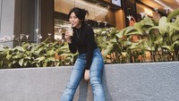 Layaknya anak muda lain, Fay Nabila juga hobi hang out dan kulineran. Begini pose kerennya saat menyedot segelas es kopi susu. Slurpp!