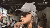 Jalan-jalan ke Bali paling enak diisi agenda cafe hopping. Hal ini juga dilakukan Fay Nabila yang mampir ke salah satu kafe keren di Pulau Dewata.