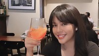 Kalau ini senyum bahagia Fay Nabila saat mampir ke restoran Italia hits, Emilia Cucina Italiana. Ia menyantap pizza dan oyster.