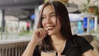 Bukti lain kalau Fay Nabila penggemar kopi susu. Ia bahkan mengabadikan momennya menyeruput es kopi susu pertama kali pada tahun 2022.