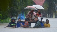 Personel TNI-Polri bersama relawan mengevakuasi warga menggunakan perahu darurat Koramil saat banjir di Nagari Kampung Galapuang, Ulakan Tapakis, Padang Pariaman, Sumatera Barat, Minggu (7/5/2023).