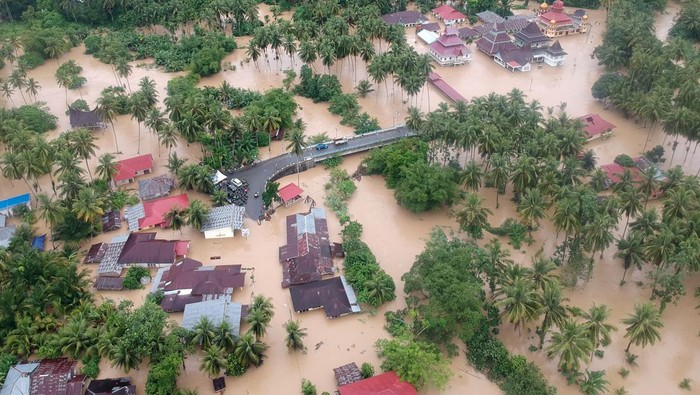 Foto Udara Banjir di Padang Pariaman Banjir akibat curah hujan tinggi dan meluapnya sungai terjadi di Nagari Kampung Galapuang, Ulakan Tapakis, Padang Pariaman, Sumatera Barat, Begini fotonya dari udara.