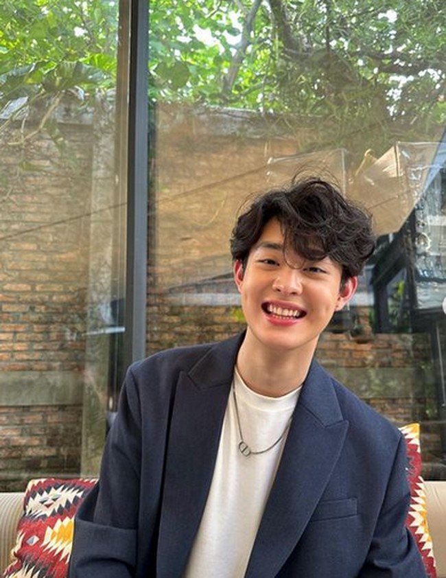 Pengguna Twitter dengan akun @M_Rifky28 memperlihatkan potongan gambar Gabriel Prince yang sedang video call. Dalam foto itu terlihat Prince berciuman dengan seorang cowok. Dalam klasifikasinya Prince yang kerap tampil dengan gaya ala cowok Korea itu membantah tudingan penyuka sesama jenis. Prince mengaku bahwa kala itu dia sedang memainkan game yang menggunakan secarik kertas yang ditransfer dari bibir ke bibir. Foto: dok. Instagram/@phrrince