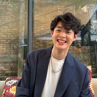 Pengguna Twitter dengan akun @M_Rifky28 memperlihatkan potongan gambar Gabriel Prince yang sedang video call. Dalam foto itu terlihat Prince berciuman dengan seorang cowok. Dalam klasifikasinya Prince yang kerap tampil dengan gaya ala cowok Korea itu membantah tudingan penyuka sesama jenis. Prince mengaku bahwa kala itu dia sedang memainkan game yang menggunakan secarik kertas yang ditransfer dari bibir ke bibir. Foto: dok. Instagram/@phrrince