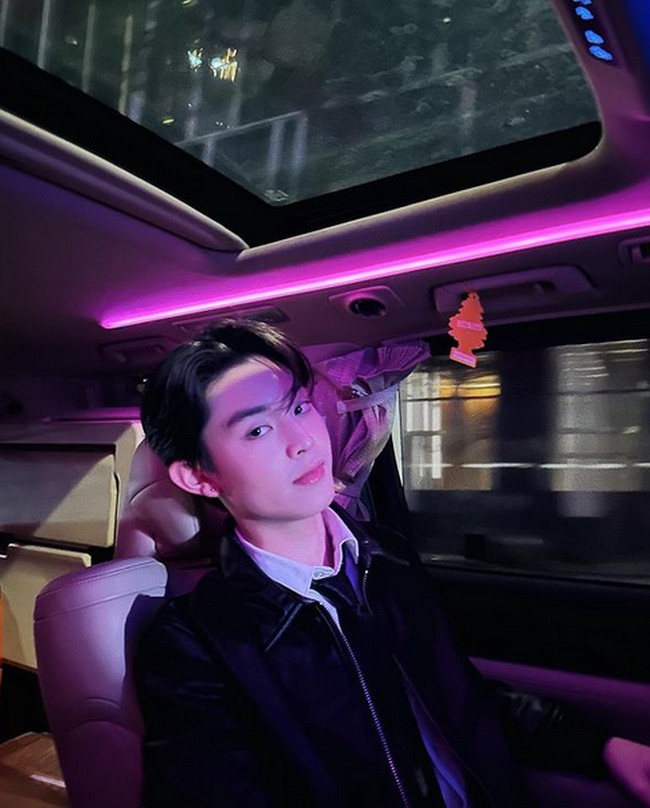 Tidak jarang dia disebut mirip dengan aktor Korea Lee Jong Suk. Foto: dok. Instagram/@phrrince