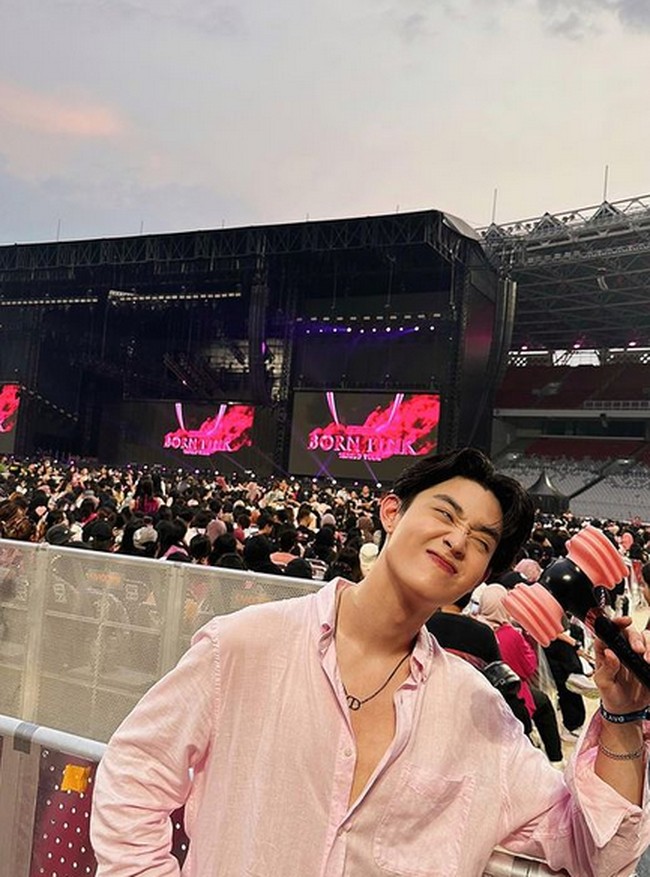 Sementara ini penampilan cool Prince saat nonton konser Blackpink di Jakarta pada bulan Maret. Foto: dok. Instagram/@phrrince