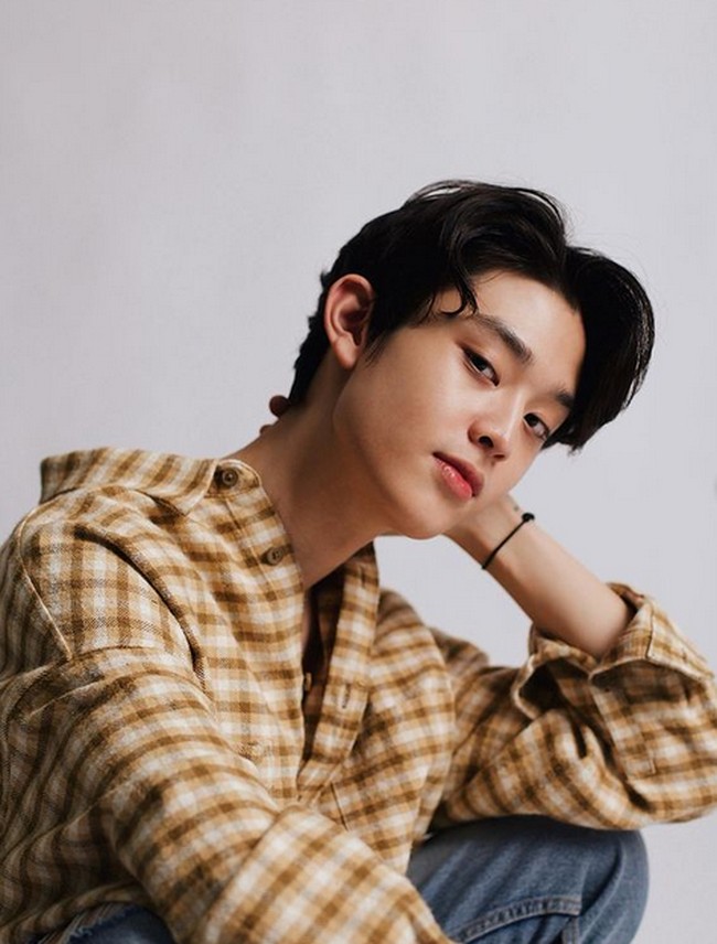 Kulit cerah, belahan rambut pinggir, pakai jaket dan tidak jarang menggunakan lip balm untuk melembapkan bibir membuat penampilan Prince sulit dibedakan dengan pria Korea yang asli. Foto: dok. Instagram/@phrrince