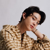 Kulit cerah, belahan rambut pinggir, pakai jaket dan tidak jarang menggunakan lip balm untuk melembapkan bibir membuat penampilan Prince sulit dibedakan dengan pria Korea yang asli. Foto: dok. Instagram/@phrrince