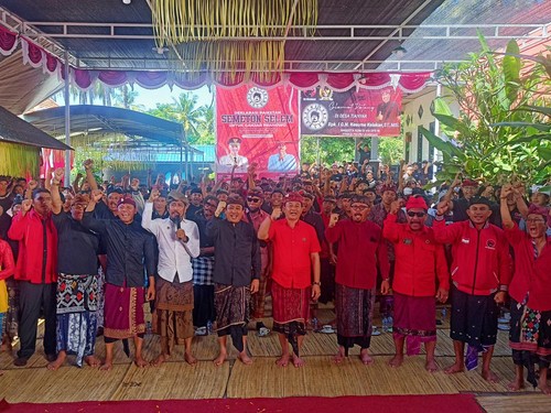 Paiketan Semeton Selem Karangasem saat deklarasi untuk mendukung Ganjar Pranowo sebagai Capres 2024, Minggu (7/5/2023) (I Wayan Selamat Juniasa/detikBali)