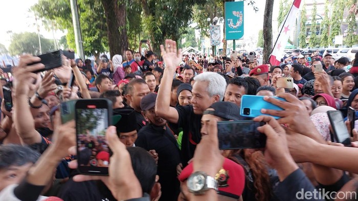 Ganjar Pranowo saat menyapa masyarakat di CFD Alun-alun Jember. (Foto: Yakub Mulyono/detikJatim)