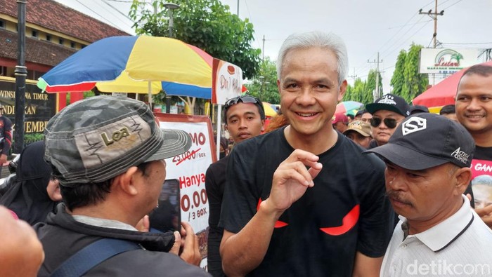 Ganjar Pranowo saat menyapa masyarakat yang sedang berolahraga di CFD Alun-alun Jember.