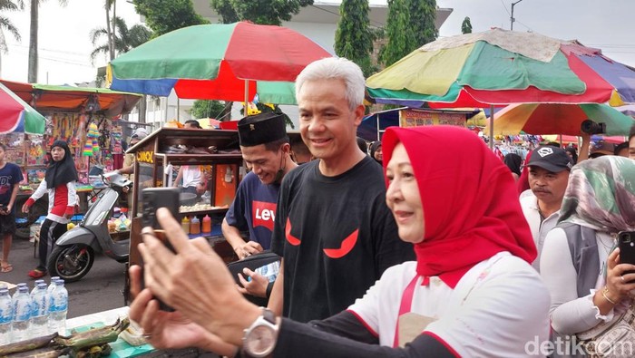Ganjar Pranowo saat menyapa masyarakat yang sedang berolahraga di CFD Alun-alun Jember.