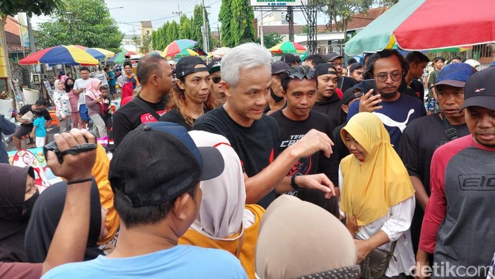 Ganjar Pranowo saat menyapa masyarakat yang sedang berolahraga di CFD Alun-alun Jember.