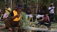 Tradisi membenahi rumah adat tradisional itu biasanya dilakukan 10 tahun sekali secara bergotong royong.