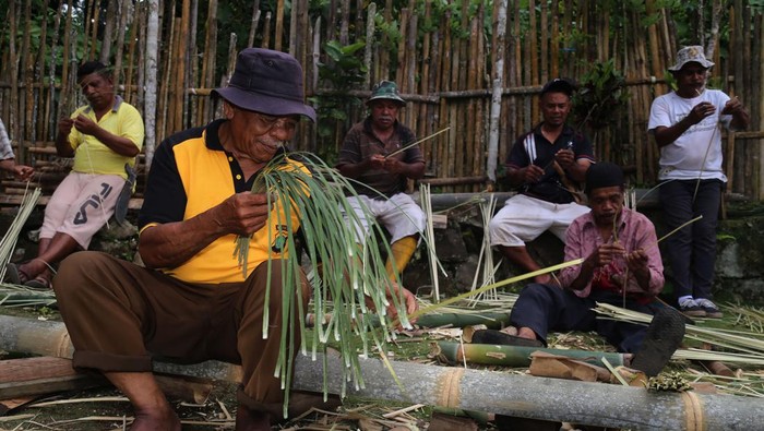 Gotong royong membenahi Rumah Adat Sowohi Kie Matiti Warga bergotong royong memperbaiki Rumah adat Sowohi Kie Matiti di Gurabunga, Kota Tidore Kepulauan, Maluku Utara, Minggu (7/5/2023). Tradisi membenahi rumah adat tradisional itu biasanya dilakukan 10 tahun sekali secara bergotong royong yang masih tetap dipertahankan oleh masyarakat setempat guna meningkatkan rasa persaudaraan serta kebersamaan. ANTARA FOTO/Andri Saputra/aww.