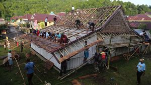 Gotong Royong Membenahi Rumah Adat Sowohi Kie Matiti