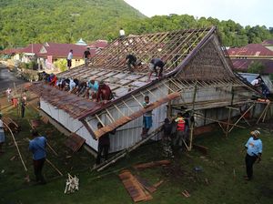 Gotong Royong Membenahi Rumah Adat Sowohi Kie Matiti
