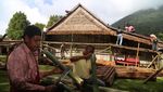 Gotong Royong Membenahi Rumah Adat Sowohi Kie Matiti