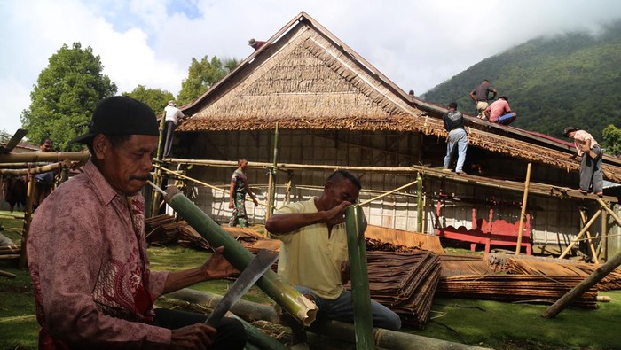 Gotong royong membenahi Rumah Adat Sowohi Kie Matiti Warga bergotong royong memperbaiki Rumah adat Sowohi Kie Matiti di Gurabunga, Kota Tidore Kepulauan, Maluku Utara, Minggu (7/5/2023). Tradisi membenahi rumah adat tradisional itu biasanya dilakukan 10 tahun sekali secara bergotong royong yang masih tetap dipertahankan oleh masyarakat setempat guna meningkatkan rasa persaudaraan serta kebersamaan. ANTARA FOTO/Andri Saputra/aww.