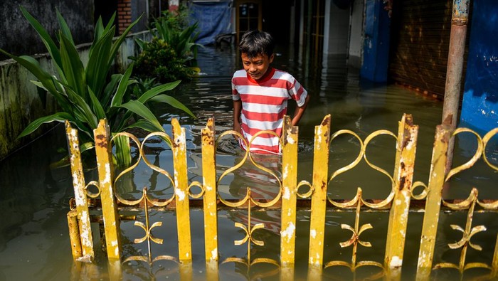 Hingga Minggu Pagi Banjir di Kabupaten Bandung Belum Surut Pengungsi beristirahat di gedung pengungsian di Kampung Bojongasih, Dayeuhkolot, Kabupaten Bandung, Jawa Barat, Minggu (7/5/2023). Banjir yang terjadi sejak Sabtu (6/5/2023) membuat ratusan KK mengungsi, sementara itu pada Sabtu (6/5) hanya 16 KK yang bertahan di pengungsian sementara yang lainnya memilih untuk pulang ke tempat tinggalnya. ANTARA FOTO/Raisan Al Farisi/aww.