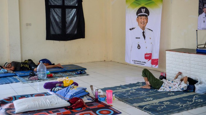 Hingga Minggu Pagi Banjir di Kabupaten Bandung Belum Surut Pengungsi beristirahat di gedung pengungsian di Kampung Bojongasih, Dayeuhkolot, Kabupaten Bandung, Jawa Barat, Minggu (7/5/2023). Banjir yang terjadi sejak Sabtu (6/5/2023) membuat ratusan KK mengungsi, sementara itu pada Sabtu (6/5) hanya 16 KK yang bertahan di pengungsian sementara yang lainnya memilih untuk pulang ke tempat tinggalnya. ANTARA FOTO/Raisan Al Farisi/aww.