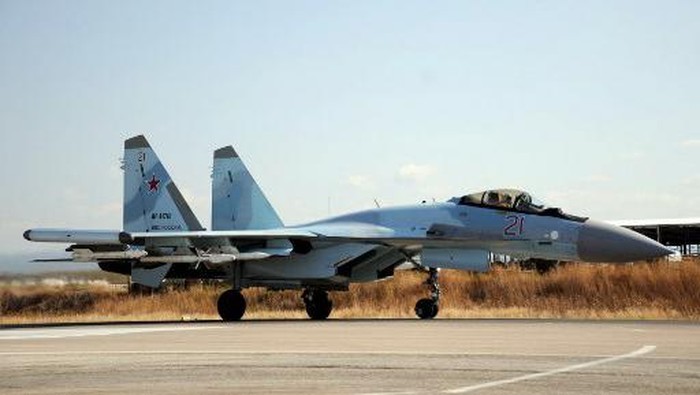 A Russian air force Sukhoi Su-35 fighter lands at the Russian military base of Hmeimim, located south-east of the city of Latakia in Hmeimim, Latakia Governorate, Syria, on September 26, 2019. - With military backing from Russia, President Bashar al-Assads forces have retaken large parts of Syria from rebels and jihadists since 2015, and now control around 60 percent of the country. Russia often refers to troops it deployed in Syria as military advisers even though its forces and warplanes are also directly involved in battles against jihadists and other rebels (Photo by Maxime POPOV / AFP)