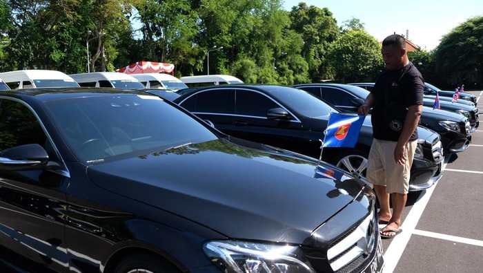 Ini Mobil untuk Delegasi Negara ASCC Council Meeting di Bali Petugas mempersiapkan kendaraan roda empat untuk delegasi negara yang menghadiri acara 29th ASEAN Socio Cultural Community (ASCC) Council Meeting atau Pertemuan Dewan Menteri Pilar Sosial Budaya ASEAN ke-29 di Sentral Parkir ITDC, Nusa Dua, Bali, Minggu (7/5/2023). Sebanyak 39 unit mobil disiapkan untuk operasional bagi delegasi negara dalam Pertemuan Dewan Menteri Pilar Sosial Budaya ASEAN ke-29 yang digelar pada 7-9 Mei 2023. ANTARA FOTO/Nyoman Hendra Wibowo/aww.