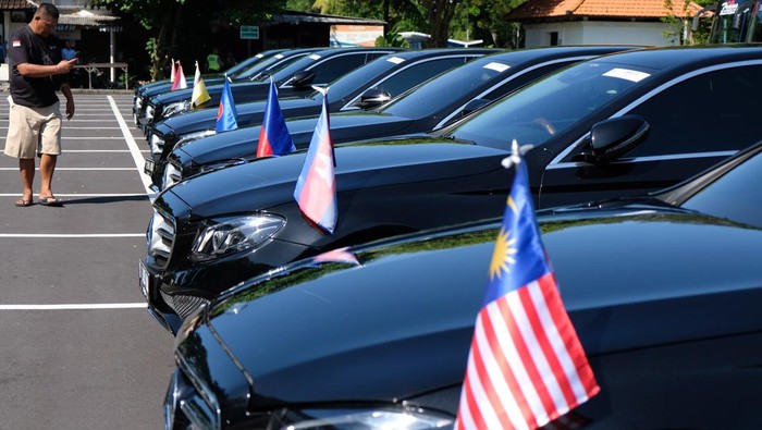 Ini Mobil untuk Delegasi Negara ASCC Council Meeting di Bali Petugas mempersiapkan kendaraan roda empat untuk delegasi negara yang menghadiri acara 29th ASEAN Socio Cultural Community (ASCC) Council Meeting atau Pertemuan Dewan Menteri Pilar Sosial Budaya ASEAN ke-29 di Sentral Parkir ITDC, Nusa Dua, Bali, Minggu (7/5/2023). Sebanyak 39 unit mobil disiapkan untuk operasional bagi delegasi negara dalam Pertemuan Dewan Menteri Pilar Sosial Budaya ASEAN ke-29 yang digelar pada 7-9 Mei 2023. ANTARA FOTO/Nyoman Hendra Wibowo/aww.