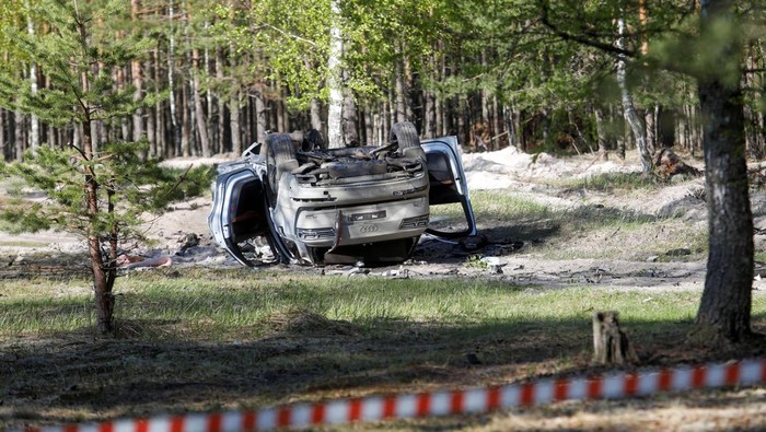Ini Mobil yang Meledak dan Lukai Penulis Pro Kremlin A view shows a damaged white Audi Q7 car lying overturned on a track next to a wood, after Russian nationalist writer Zakhar Prilepin was allegedly wounded in a bomb attack in a village in the Nizhny Novgorod region, Russia, May 6, 2023. REUTERS/Anastasia Makarycheva