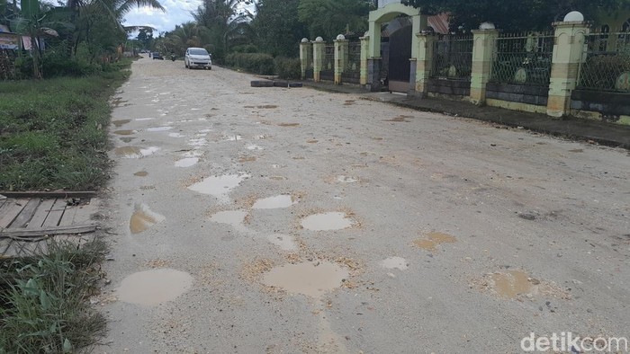 Jalan Poros Kendari-Motaha, Sultra rusak parah.