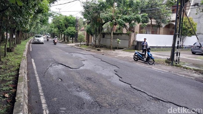 Jalan rusak di Sukun Malang