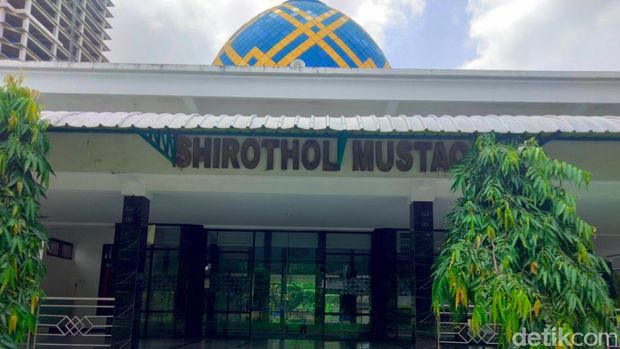 Ada Jalan Shirothol Mustaqim di Surabaya. Bagi segenap muslim, nama jalan tersebut mirip dengan nama jembatan menuju surga.