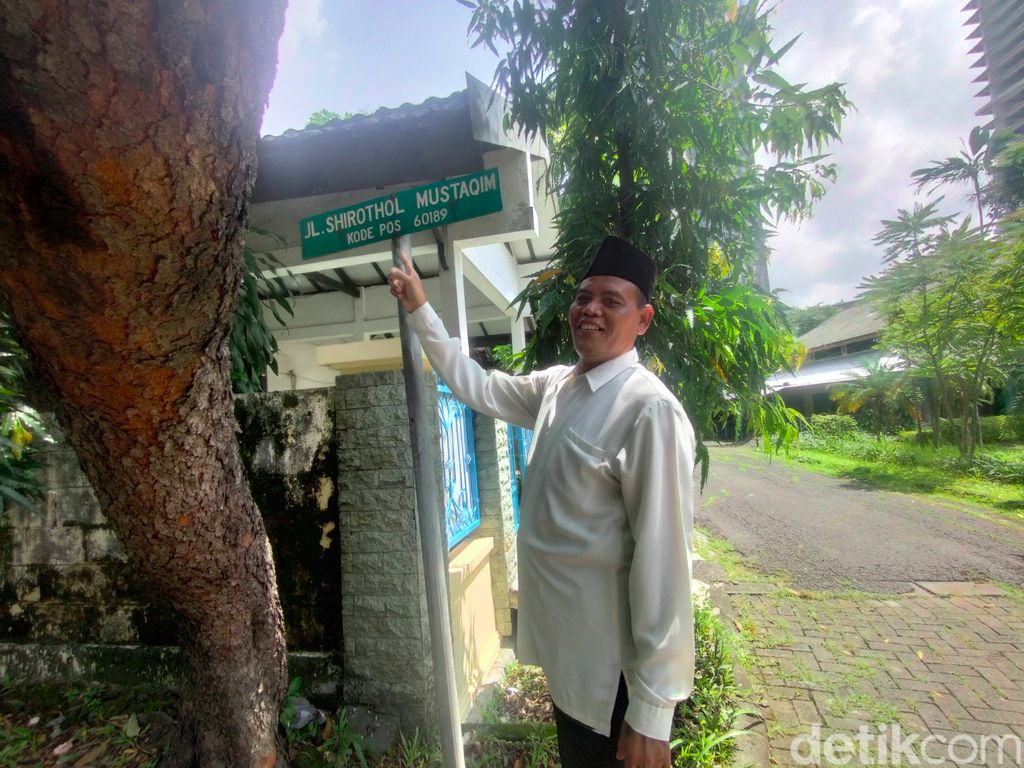 Ada Jalan Shirothol Mustaqim di Surabaya. Bagi segenap muslim, nama jalan tersebut mirip dengan nama jembatan menuju surga.