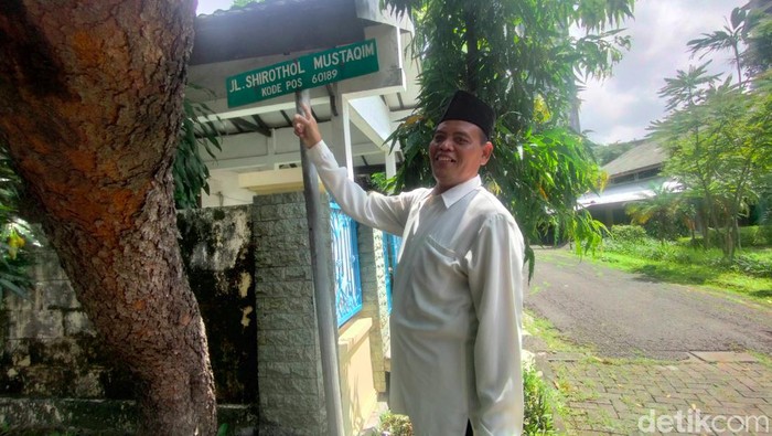 Ada Jalan Shirothol Mustaqim di Surabaya. Bagi segenap muslim, nama jalan tersebut mirip dengan nama jembatan menuju surga.