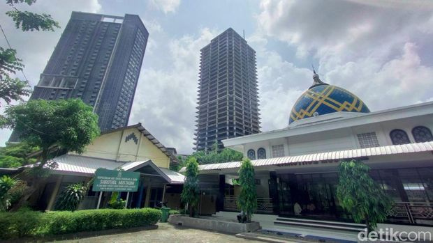 Ada Jalan Shirothol Mustaqim di Surabaya. Bagi segenap muslim, nama jalan tersebut mirip dengan nama jembatan menuju surga.