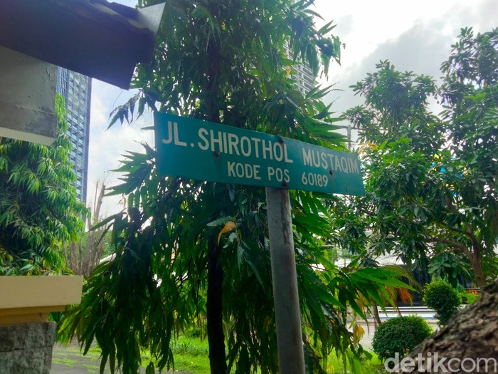 Ada Jalan Shirothol Mustaqim di Surabaya. Bagi segenap muslim, nama jalan tersebut mirip dengan nama jembatan menuju surga.
