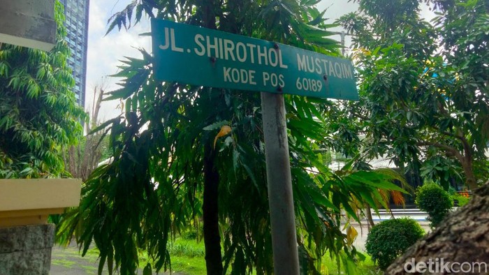 Ada Jalan Shirothol Mustaqim di Surabaya. Bagi segenap muslim, nama jalan tersebut mirip dengan nama jembatan menuju surga.