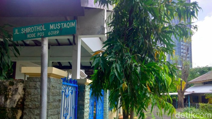 Ada Jalan Shirothol Mustaqim di Surabaya. Bagi segenap muslim, nama jalan tersebut mirip dengan nama jembatan menuju surga.