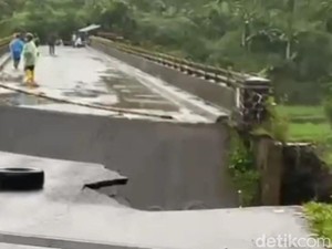 Viral Jembatan di Tasikmalaya Putus, Warga Panik Berlarian