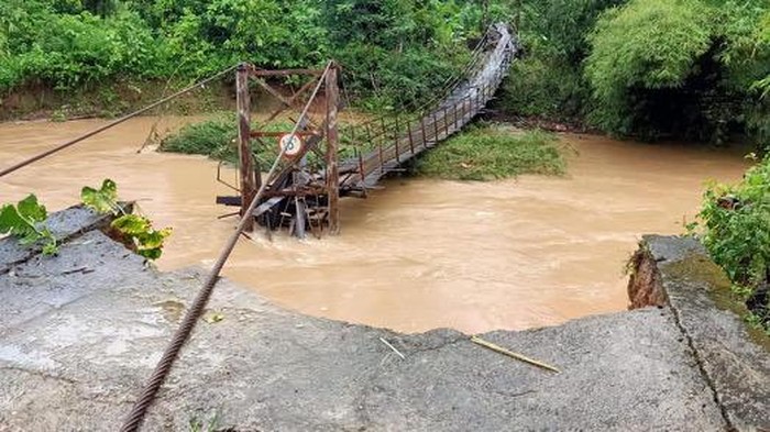 Jembatan di Pesisir Selatan yang menghubungkan dua dusun ambruk