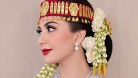 Lipstik merah menyala membuat Jessica Mila makin terlihat stuning. Foto: dok.Instagram Marlen Hariman
