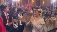 Jessica Mila dan Yakup Hasibuan memakai hiasan kepala yang dinamakan sortali. Ikat kepala itu memiliki warna dasar merah dengan ornamen berwarna emas. Foto: dok.Instagram Story Jessica Mila