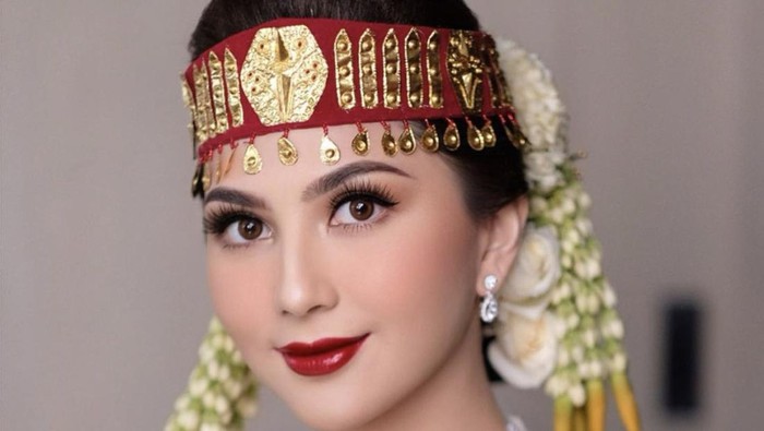 Jessica Mila kenakan Sortali Batak  (Foto: Instagram @jscmila)