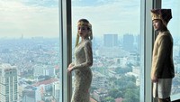 Jessica Mila dalam acara Mangadati memakai kebaya putih karya Vera Anggraini. Foto: dok.Instagram Marlen Hariman