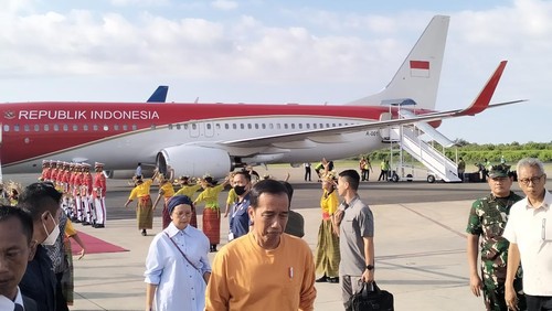 Presiden Jokowi dan Ibu Negara disambut Tarian Tiba Meka, tari penyambutan tamu dalam budaya Manggarai, di Bandar Udara Komodo Labuan Bajo, Minggu (7/5/2023). Foto: Ambrosius Ardin/detikBali